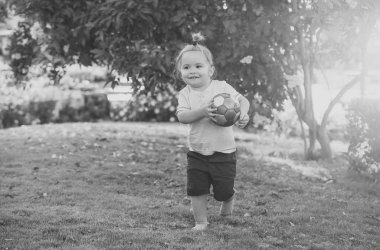 Çizgili tshirt, şort açık çocuk gülümseme