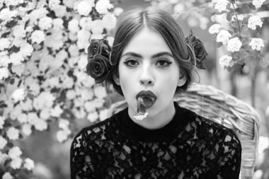 kadın ağzına düşünceli yüzünde beyaz çiçekli