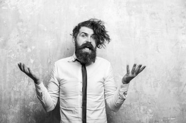 adam ya da ciddi bir yüz üzerinde uzun sakallı hippi