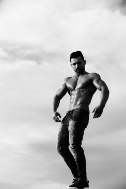 adam mavi gökyüzü üzerinde kas vücut ile