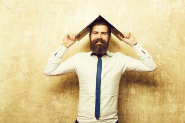 adam ya da uzun sakallı hippi tutun laptop