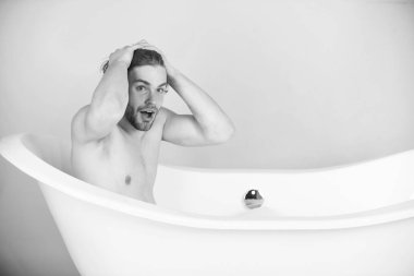 Spa ve güzellik, kas vücut küvette oturarak erkekle