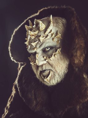 Keskin dikenler ve siğiller suratına canavarı