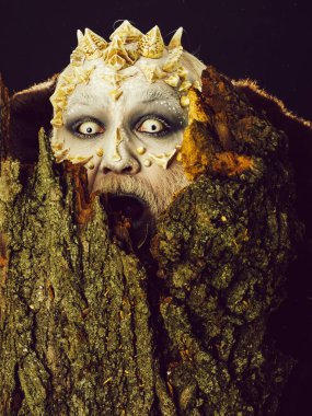 Kafasına boynuzlarıyla bağırarak cin