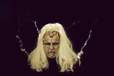 Siyah kuş kanatlı adam