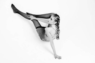 Beyaz arka plan ile genç kadın moda