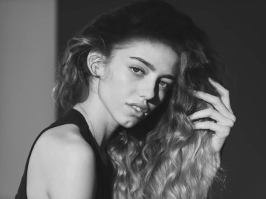 doğal sarışın, uzun, dalgalı, sağlıklı saçlı kız