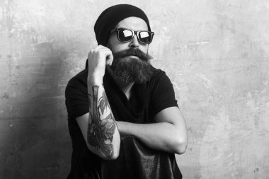 Hipster deri ceket ve gözlük ile şapka.