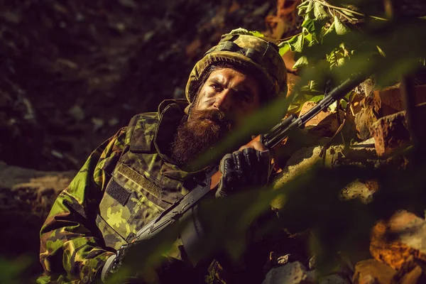 Joven soldado con arma —  Fotos de Stock