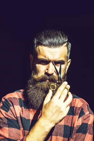 Hombre hipster con tijeras — Foto de Stock