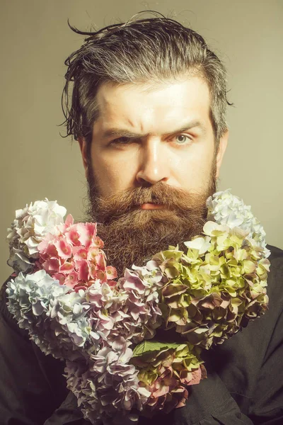 Bebaarde man met bloemen van de hortensia — Stockfoto