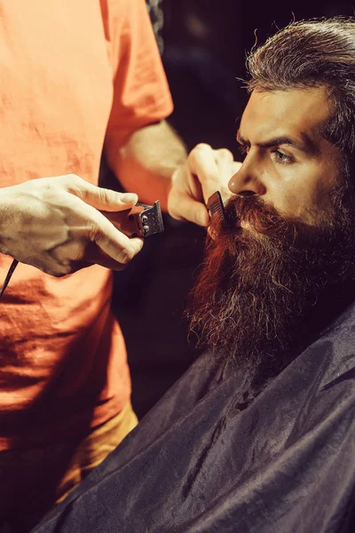 Knappe bebaarde man in de barbershop — Stockfoto
