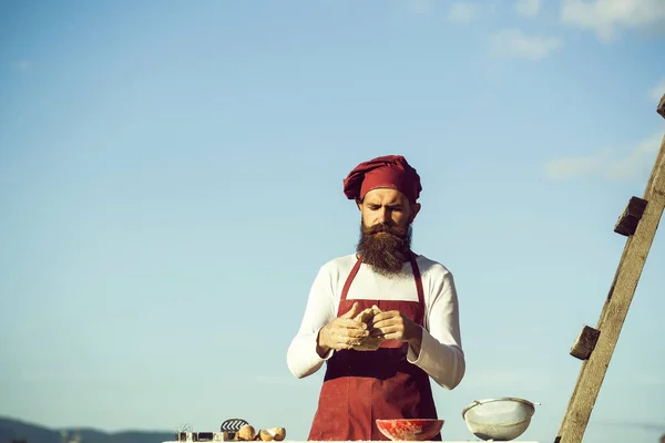 Hombre chef cocinar masa — Foto de Stock