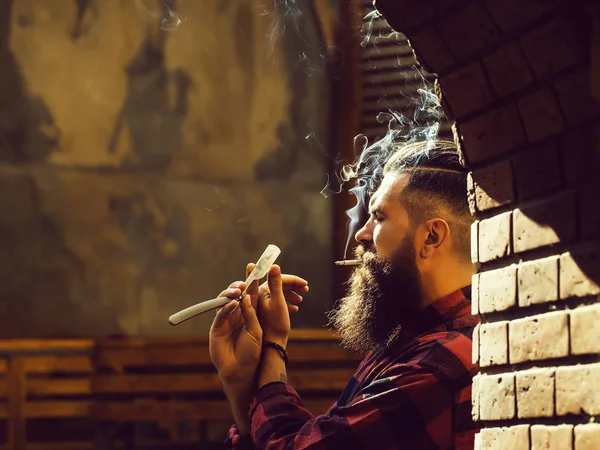 Hipster com cigarro e navalha — Fotografia de Stock