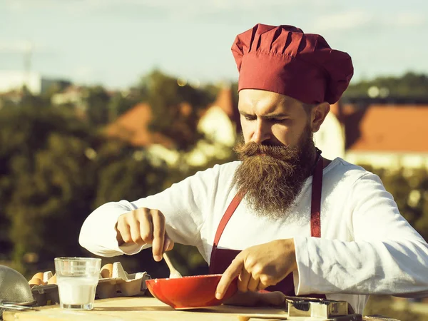 Homem chef misturando ingredientes — Fotografia de Stock