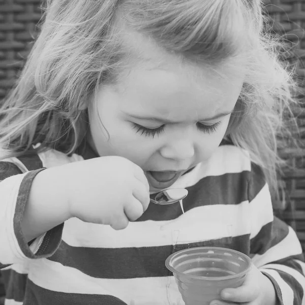 Kid met bevroren fruit yoghurt, gelato of sorbet — Stockfoto