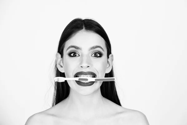 Menina com aparelho de dentes e escova, tem maquiagem elegante — Fotografia de Stock