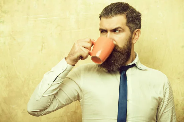 Hombre barbudo con cara seria beber té de taza de café —  Fotos de Stock