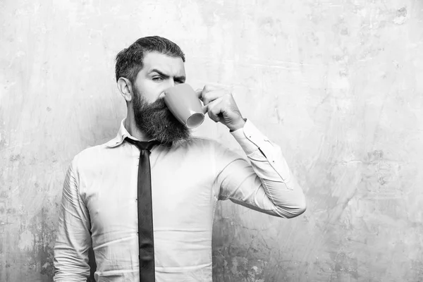Muž s vážnou tváří pití čaje z šálek kávy — Stock fotografie
