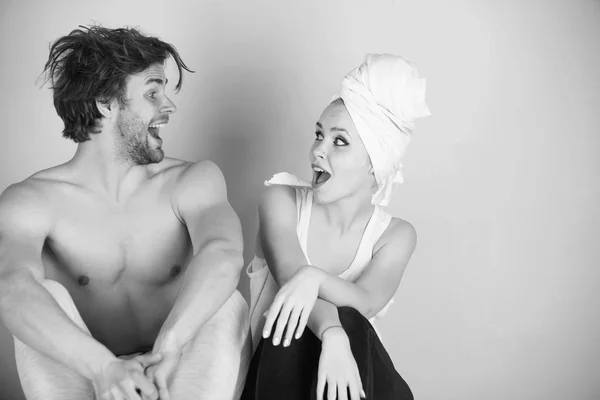 Couple surpris en amour de l'homme et de la femme sur la baignoire — Photo