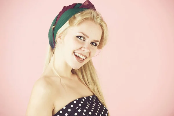 Flicka leende med hårband på långa, blonda hår — Stockfoto