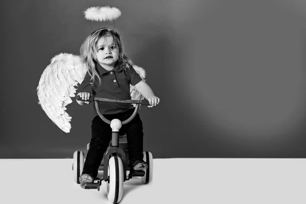 Ángel chico para San Valentín saludo, hermoso cupido en bicicleta — Foto de Stock
