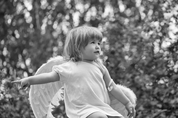 Маленький мальчик в крыльях ангела — стоковое фото