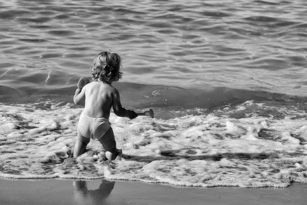 Menino pequeno na água do mar — Fotografia de Stock