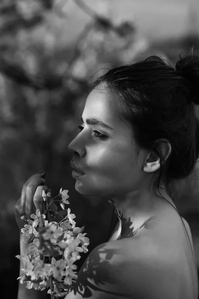 Lente bloesem, vrouw met naakte schouders — Stockfoto