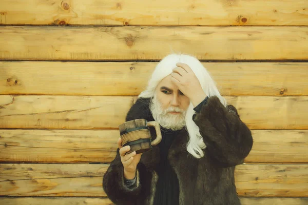 Hombre barbudo con taza de madera — Foto de Stock