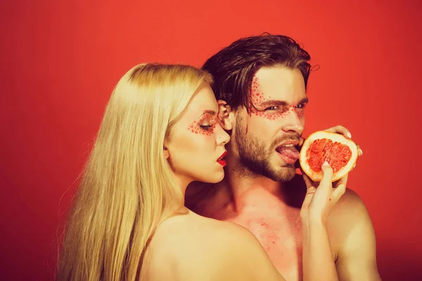 男人和女人化妆举行葡萄柚 — 图库照片
