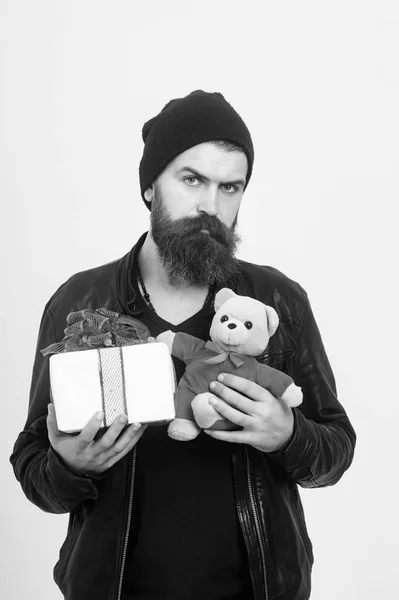Чоловік з довгою бородою тримає ведмедя — стокове фото