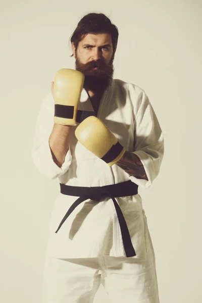 Barbudo sério karatê homem no quimono e luvas de boxe — Fotografia de Stock