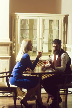 Yenilikçi ve restoranda dating kız