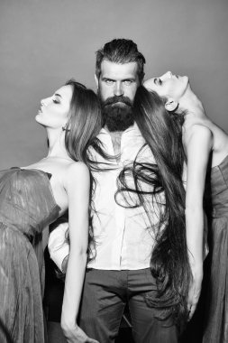 Sakallı adam ve iki kadın