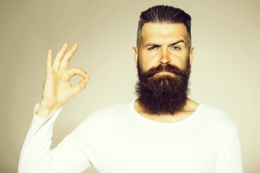 Sakallı adam okey hareketi ile