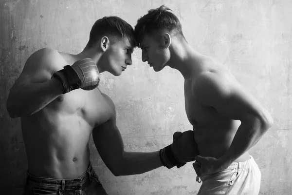 Боксеры близнецы, дерущиеся в перчатках и кулаках — стоковое фото
