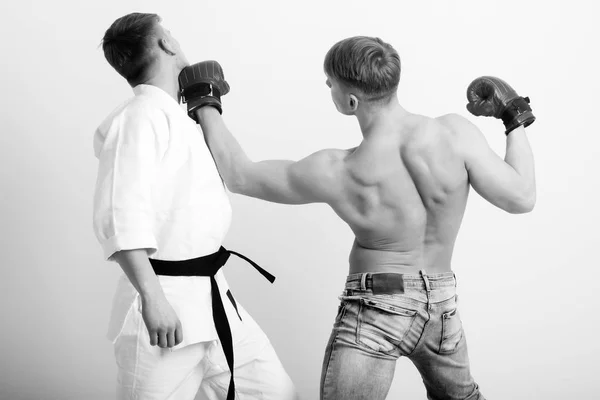 Slagsmål av unga män tvillingar, mixed martial art — Stockfoto