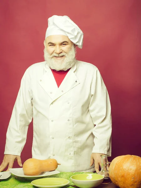 Mann kocht mit Kürbissen — Stockfoto