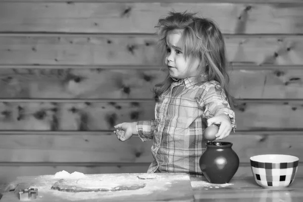 Söta barn matlagning med degen, mjöl, ägg och skål — Stockfoto