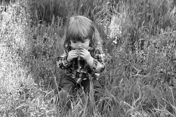 Liten pojke utomhus — Stockfoto