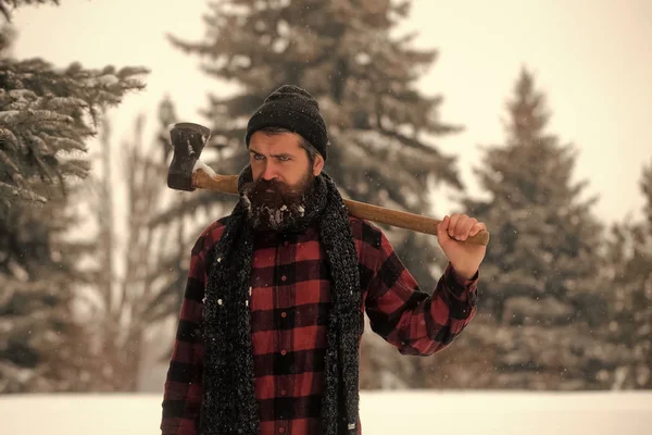 Bûcheron hipster de Noël avec hache en bois .. — Photo