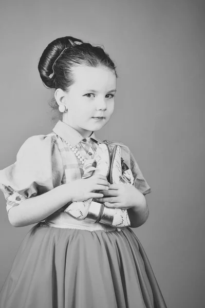 Retrato de niña bonita con el pelo largo. potrait de niña niña —  Fotos de Stock