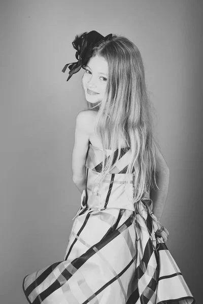 Ρετρό εμφάνιση και κομμωτήριο, μακιγιάζ σε pin up στυλ. ρετρό κορίτσι βιολετί φόρεμα. — Φωτογραφία Αρχείου