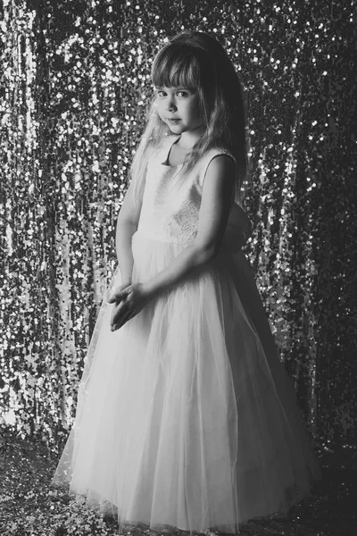 Klein meisje in modieuze kleding, prom. klein meisje in glamour stijl. — Stockfoto