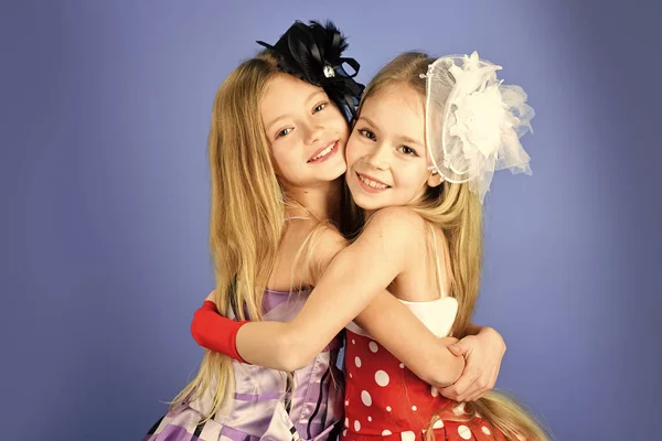 Οικογένεια μόδας μοντέλο αδελφές, ομορφιά. Τα παιδιά τα κορίτσια φόρεμα, οικογένεια και αδελφές. Φιλία, ματιά, κομμωτήριο, νυφικό. Μόδα και ομορφιά, μικρή πριγκίπισσα. Μικρά κορίτσια σε μοντέρνο φόρεμα, prom. — Φωτογραφία Αρχείου
