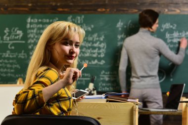 Sakin ol ve çekmek ve tutmak mümkün olacak daha fazla öğrenci çok. Akıl hocası onun çalışma şekli için aşk olması gerekiyor. Öğrenciler genellikle malzeme hakkında heyecanlanmak.