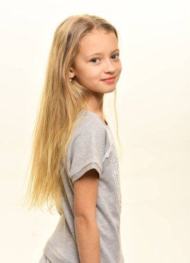 şık çocuk. uzun sarı saçlı şık çocuk. şık çocuk üzerinde beyaz izole. şık çocuk ve güzellik moda.