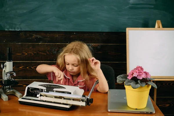 Eleven skriver på skrivmaskin i skolklass. Elementary school elev njuta lära sig skrivmaskinstyp — Stockfoto