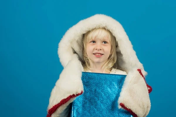 快乐的小女孩，带着圣诞礼品盒 — 图库照片